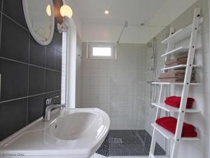Maisons de vacances Gite familial avec jardin, proche chemins de randonnee, ideal pour 12 pers. avec salle de reception - FR-1-497-118 : photos des chambres