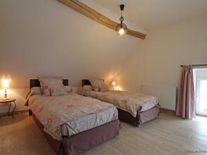 Maisons de vacances Gite familial avec jardin, proche chemins de randonnee, ideal pour 12 pers. avec salle de reception - FR-1-497-118 : photos des chambres