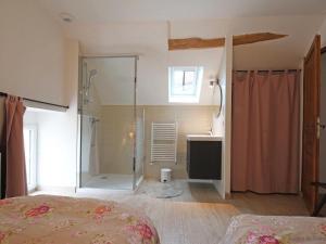 Maisons de vacances Gite familial avec jardin, proche chemins de randonnee, ideal pour 12 pers. avec salle de reception - FR-1-497-118 : photos des chambres