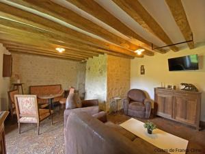 Maisons de vacances Charmante longere avec grand jardin, cheminee, Wi-Fi et animaux, tout inclus pres du Perche - FR-1-497-216 : photos des chambres