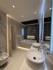 Zimmer mit Queensize-Bett und Whirlpool-Badewanne