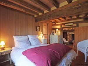 Maisons de vacances Chaumiere typique avec jardin, animaux admis, WIFI inclus - FR-1-497-202 : photos des chambres