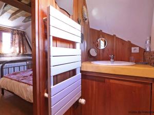 Maisons de vacances Chaumiere typique avec jardin, animaux admis, WIFI inclus - FR-1-497-202 : photos des chambres