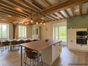 Maisons de vacances Gite familial de charme pour 13 pers. avec cheminee historique, terrasse, jardin et 3 salles d-eau. - FR-1-497-209 : photos des chambres