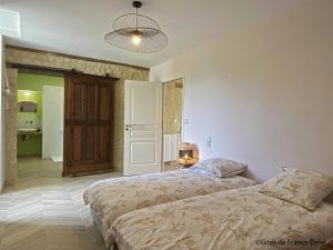 Maisons de vacances Gite familial de charme pour 13 pers. avec cheminee historique, terrasse, jardin et 3 salles d-eau. - FR-1-497-209 : photos des chambres