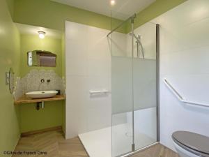 Maisons de vacances Gite familial de charme pour 13 pers. avec cheminee historique, terrasse, jardin et 3 salles d-eau. - FR-1-497-209 : photos des chambres