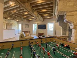 Maisons de vacances Gite familial de charme pour 13 pers. avec cheminee historique, terrasse, jardin et 3 salles d-eau. - FR-1-497-209 : photos des chambres