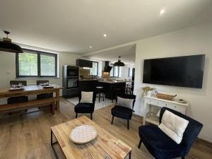 Maisons de vacances Gite cosy en foret avec terrasse, proche etang et loisirs, 3 chambres, wifi, plancha et parking - FR-1-489-453 : photos des chambres