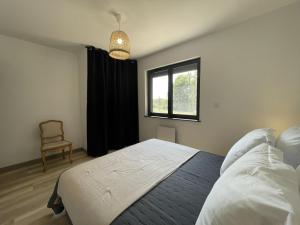Maisons de vacances Gite cosy en foret avec terrasse, proche etang et loisirs, 3 chambres, wifi, plancha et parking - FR-1-489-453 : photos des chambres