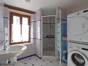 Maisons de vacances Charmante longere avec jardin, jeux exterieurs, bureau teletravail, proche commerces et nature calme - FR-1-497-218 : photos des chambres