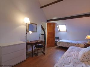 Maisons de vacances Charmante longere avec jardin, jeux exterieurs, bureau teletravail, proche commerces et nature calme - FR-1-497-218 : photos des chambres