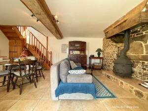 Maisons de vacances Maison de campagne avec spa, proche de vergers et cite medievale, animaux acceptes, recharge electrique - FR-1-497-101 : photos des chambres
