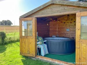 Maisons de vacances Maison de campagne avec spa, proche de vergers et cite medievale, animaux acceptes, recharge electrique - FR-1-497-101 : photos des chambres