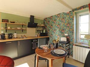 Maisons de vacances Evasion Romantique avec Spa, Grand Jardin et Confort Moderne en Normandie - FR-1-497-175 : photos des chambres