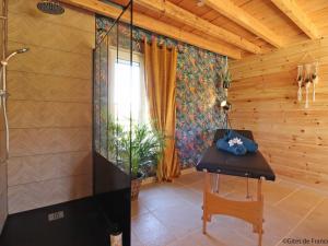 Maisons de vacances Evasion Romantique avec Spa, Grand Jardin et Confort Moderne en Normandie - FR-1-497-175 : photos des chambres