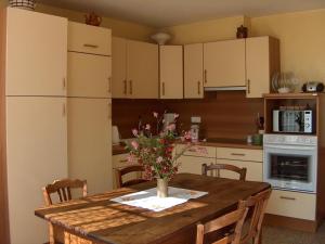 Maisons de vacances Gite charmant avec piscine, 2 chambres, proche randonnees et loisirs a Target - FR-1-489-273 : photos des chambres