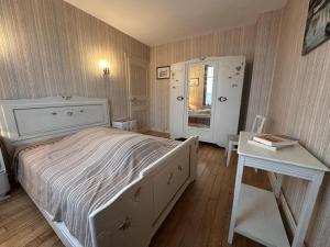 Maisons de vacances Gite charmant avec piscine, 2 chambres, proche randonnees et loisirs a Target - FR-1-489-273 : photos des chambres