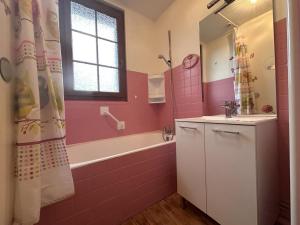 Maisons de vacances Gite charmant avec piscine, 2 chambres, proche randonnees et loisirs a Target - FR-1-489-273 : photos des chambres