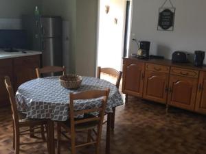Maisons de vacances Gite rustique avec cheminee, jardin, velos a dispo, proche chateaux de la Loire et ZooParc de Beauval - FR-1-491-442 : photos des chambres