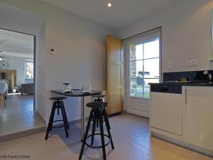 Maisons de vacances Maison normande renovee avec grand jardin, ideale pour famille, proche lac et randonnees - FR-1-497-143 : photos des chambres