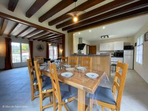 Maisons de vacances Maison spacieuse au coeur du Perche, jardin clos, WIFI, animaux admis - FR-1-497-232 : photos des chambres