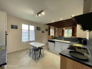 Maisons de vacances Maison spacieuse au coeur du Perche, jardin clos, WIFI, animaux admis - FR-1-497-232 : photos des chambres