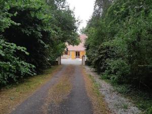 Maisons de vacances Maison de charme avec jardin, nature, cheminee, WiFi, proche manoirs et rivieres tortueuses - FR-1-497-99 : photos des chambres