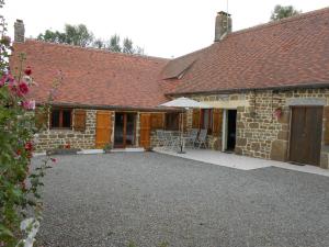 Maisons de vacances Maison de charme avec jardin, nature, cheminee, WiFi, proche manoirs et rivieres tortueuses - FR-1-497-99 : photos des chambres