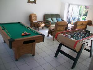 Maisons de vacances Maison Percheronne Spacieuse avec Billard, Babyfoot, et Jardin Clos, Animaux Bienvenus ! - FR-1-497-65 : photos des chambres