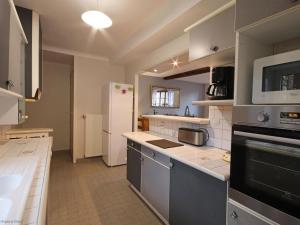 Maisons de vacances Maison Percheronne Spacieuse avec Billard, Babyfoot, et Jardin Clos, Animaux Bienvenus ! - FR-1-497-65 : photos des chambres