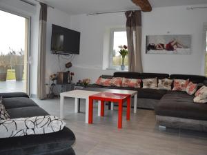 Maisons de vacances Maison authentique renovee 7ha, etang, confort moderne, ideal pour familles, animaux acceptes - FR-1-497-53 : photos des chambres
