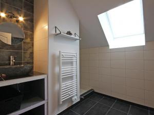 Maisons de vacances Maison authentique renovee 7ha, etang, confort moderne, ideal pour familles, animaux acceptes - FR-1-497-53 : photos des chambres
