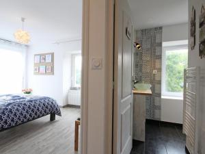 Maisons de vacances Maison authentique renovee 7ha, etang, confort moderne, ideal pour familles, animaux acceptes - FR-1-497-53 : photos des chambres