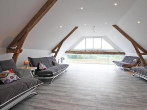 Maisons de vacances Maison authentique renovee 7ha, etang, confort moderne, ideal pour familles, animaux acceptes - FR-1-497-53 : photos des chambres