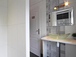 Maisons de vacances Maison authentique renovee 7ha, etang, confort moderne, ideal pour familles, animaux acceptes - FR-1-497-53 : photos des chambres