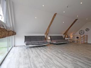 Maisons de vacances Maison authentique renovee 7ha, etang, confort moderne, ideal pour familles, animaux acceptes - FR-1-497-53 : photos des chambres