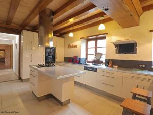 Maisons de vacances Maison Authentique avec Jeu de Societe, Terrasse et Jardin, Ideale pour Tribu - FR-1-497-142 : photos des chambres