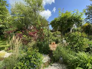Maisons de vacances Maison Normande avec Jardin, Terrasse et WIFI Inclus - FR-1-497-220 : photos des chambres
