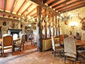 Maisons de vacances Charmant Gite de Chasse avec Grand Jardin, WIFI, Cheminee, et Confort Moderne - Animaux Acceptes - FR-1-497-166 : photos des chambres