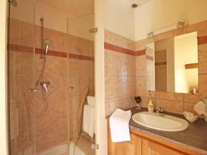 Maisons de vacances Charmant Gite de Chasse avec Grand Jardin, WIFI, Cheminee, et Confort Moderne - Animaux Acceptes - FR-1-497-166 : photos des chambres