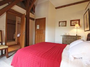 Maisons de vacances Charmant Gite de Chasse avec Grand Jardin, WIFI, Cheminee, et Confort Moderne - Animaux Acceptes - FR-1-497-166 : photos des chambres
