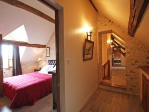 Maisons de vacances Charmant Gite de Chasse avec Grand Jardin, WIFI, Cheminee, et Confort Moderne - Animaux Acceptes - FR-1-497-166 : photos des chambres