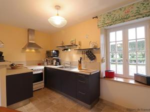 Maisons de vacances Retraite paisible en maison traditionnelle, 4 chambres, jardin arbore, cheminee et nature luxuriante. - FR-1-497-154 : photos des chambres