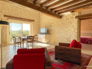 Maisons de vacances Charmante maison en pierres avec jardin, proche de Mortagne-au-Perche - FR-1-497-241 : photos des chambres