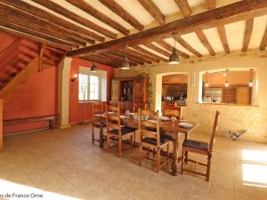 Maisons de vacances Maison de charme avec spa, jardin clos, teletravail, proche Belleme et Mortagne au Perche - FR-1-497-168 : photos des chambres