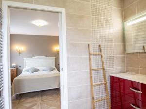 Maisons de vacances Maison Familiale au Calme avec Ping-Pong, Baby-Foot et Proximite Sites Prehistoriques - FR-1-616-339 : photos des chambres