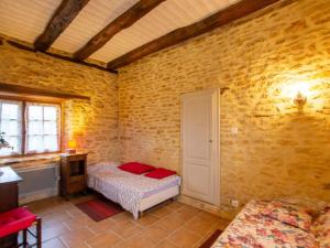 Maisons de vacances Maison rustique avec jardin et equipements pour enfants, proche Sarlat - FR-1-616-394 : photos des chambres