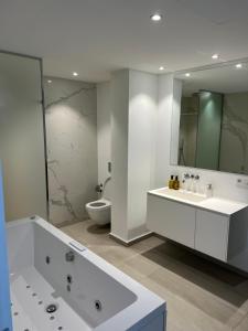 Villas Contemporary Villa with Sea View, Infinity Swimming pool, Gym , Cinema room,Lift : photos des chambres