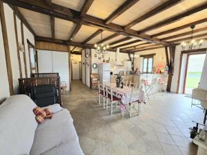 Maisons de vacances Maison 2 Chambres avec Jardin, Animaux Acceptes, Parking, WiFi a Mazeyrolles - FR-1-616-106 : photos des chambres