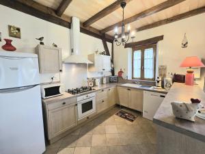Maisons de vacances Maison 2 Chambres avec Jardin, Animaux Acceptes, Parking, WiFi a Mazeyrolles - FR-1-616-106 : photos des chambres